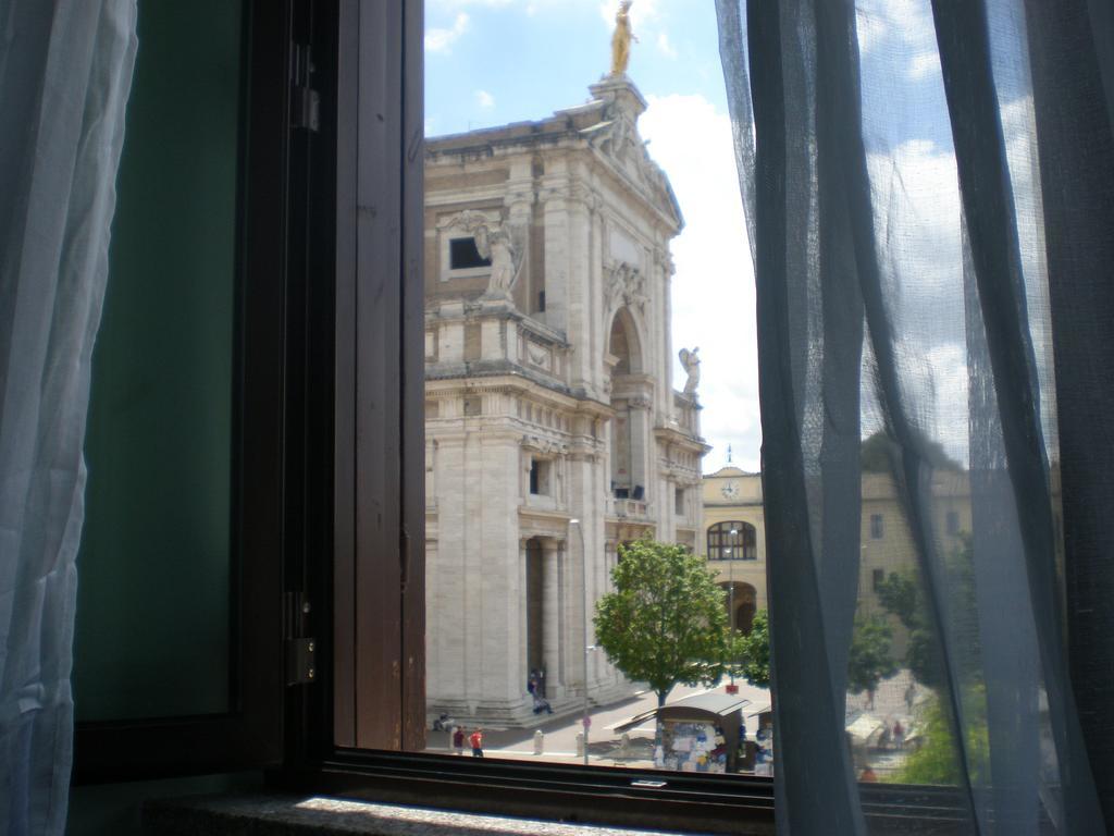 Piazza Degli Angeli Assis Quarto foto